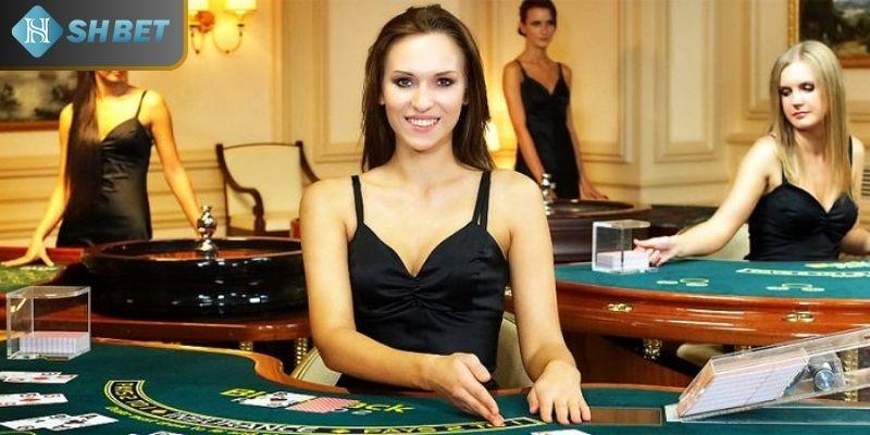 Dealer tại SHBET vô cùng nóng bỏng và sexy